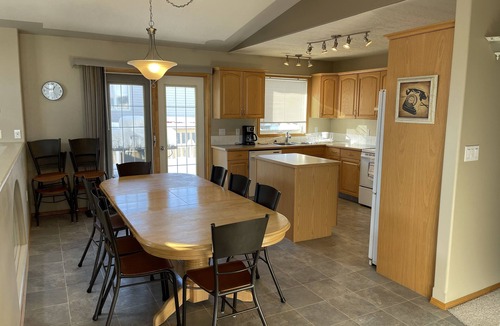 Pincher Creek House | Spacious fully furnished home in Pincher Creek - up to 14 people comfortably!