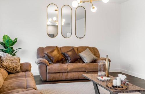 Pointe Claire Villa | Spacious Home! 5 King Beds, 1 Queen, Modern Luxury, Free Parking