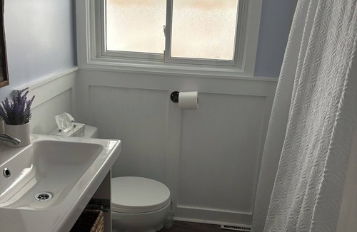 Niagara Falls House | Spacious Home in Niagara - Sleeps up to 10 guests, 10 mins to the Falls