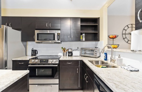 Kitsilano Condo | Spacious Kitsilano Condo with Office