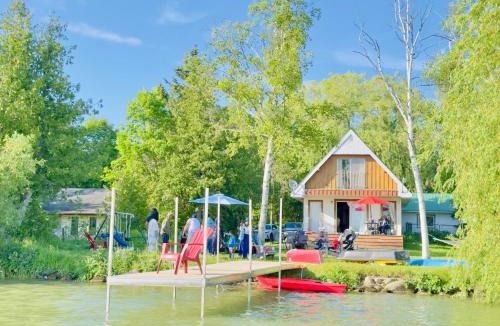 Colborne Villa | Spacious Lakefront Cottage Just 12 Mins to Hwy401