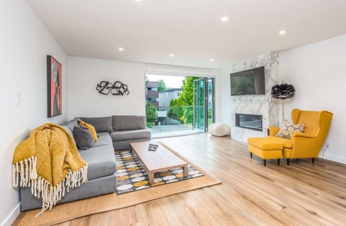 Fairview Apartment | Spacious Mid-Century Three-Bedroom on the Edge of Downtown w/AC!