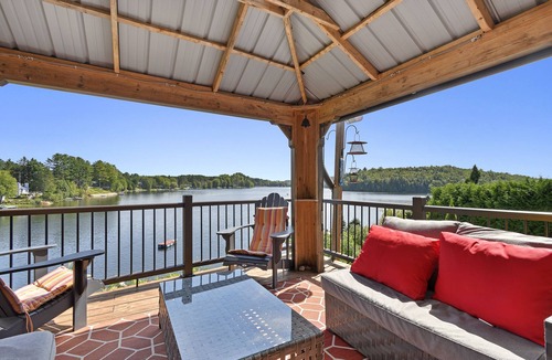 Papineau Regional County Municipality House | Spacious modern waterfront cottage with private beachfront