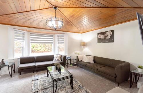 White Rock House | Spacious & Modern by the Beach
