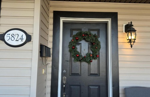 West Edmonton House | Spacious & Private Retreat near West Edmonton Mall