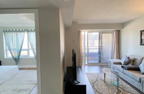 Etobicoke Apartment | Spacious, Quiet & Cozy Condo 10m from Airport
