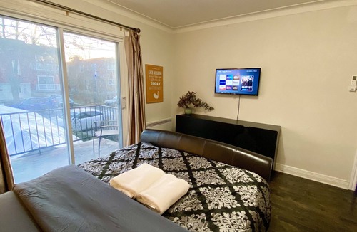 Cote-Des-Neiges—Notre-Dame-De-Grace Bed & Breakfast | Spacious Room w/Smart TV, NETFLIX