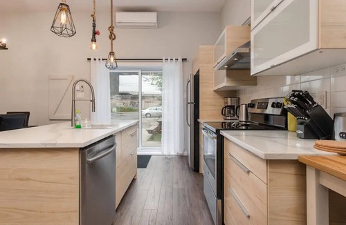 Cote-Saint-Paul House | Spacious townhouse with rooftop deck 4BR near DT