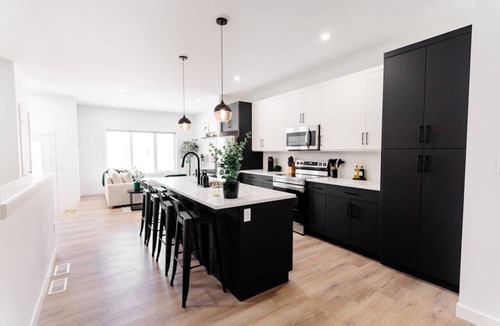 St. James House | *Spacious w/Style | Free Parking | 7 min Airport*