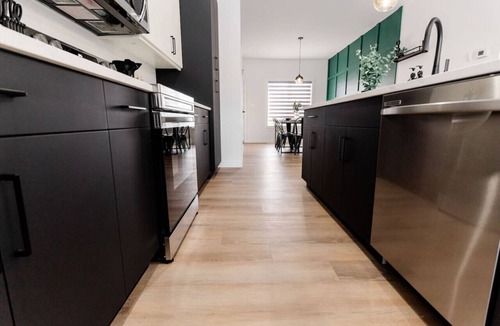 St. James House | *Spacious w/Style | Free Parking | 7 min Airport*