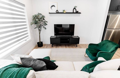 St. James House | *Spacious w/Style | Free Parking | 7 min Airport*