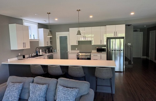 Bedford House | Spacious Walkout Garden-Level Floor W Full Kitchen