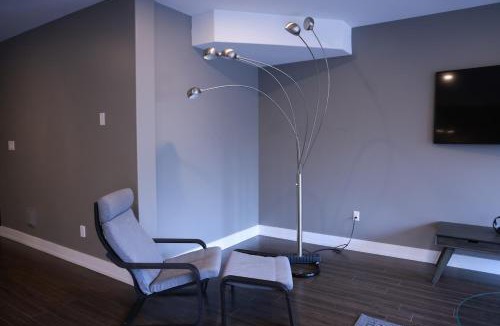 Bedford Apartment | Spacious Walkout Garden-Level Luxe Kitchen