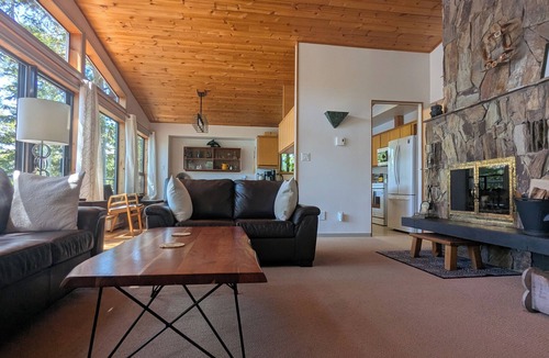 Pender Island House | Spacious Waterfront House on North Pender Island