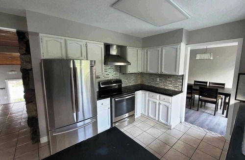 Kamloops House | Specious Kamloops House for relaxation with great view in prestigious Sahali.