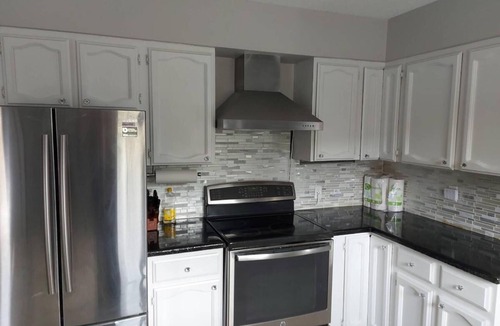 Kamloops House | Specious Kamloops House for relaxation with great view in prestigious Sahali.