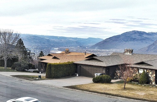 Kamloops House | Specious Kamloops House for relaxation with great view in prestigious Sahali.