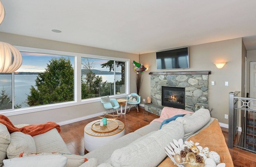 Mill Bay House | Spectacular 3 Bedroom Cottage on Saanich Inlet