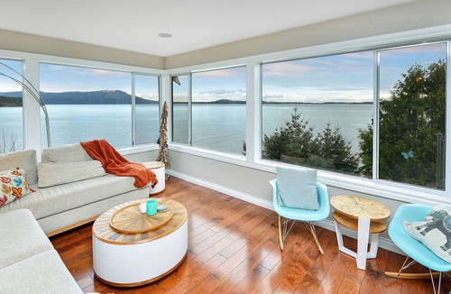 Mill Bay House | Spectacular 3 Bedroom Cottage on Saanich Inlet