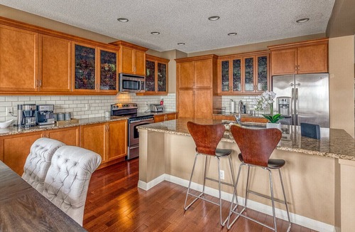 Southwest Calgary House | Spectacular 5 BD Home With Theatre Room!