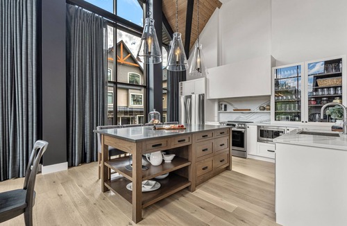 Canmore House | Spectacular 8-BDRM, 8-BATH Mountain Retreat!