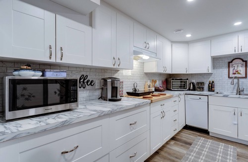 West Kelowna Estates Bed & Breakfast | Spectacular Lake & Mountain Views, near Wineries, minutes to downtown Kelowna!