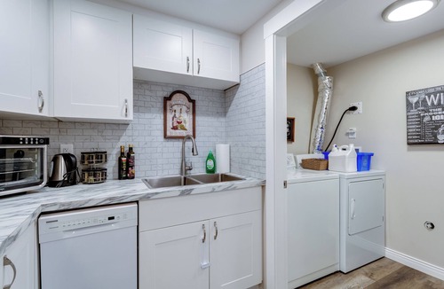 West Kelowna Estates Bed & Breakfast | Spectacular Lake & Mountain Views, near Wineries, minutes to downtown Kelowna!