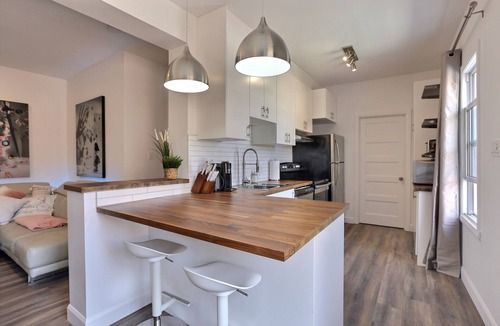 Desjardins Apartment | Spectacular, Lunch with the Chateau Frontenac! Air-conditioned Free parking!