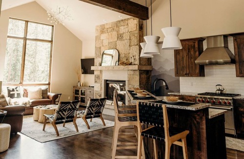 Warrior's Mark Boat Rental | Spectacular Luxury Cabin with Jacuzzi and Breathtaking Design Spaces in Colorado
