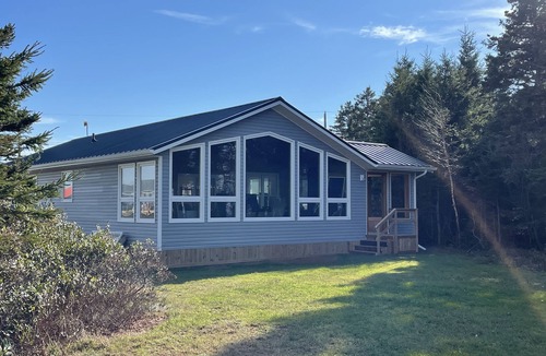 Cape Traverse Cottage | Spectacular Ocean front and spectacular sunsets!