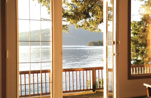 Sidney Cottage | Spectacular ocean views. Private beach. Abundant Wildlife. Winter stormwatching!