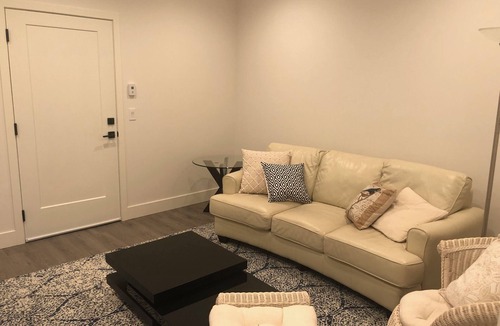 Comox House | Spectacular Waterfront Suite in the Heart of Comox