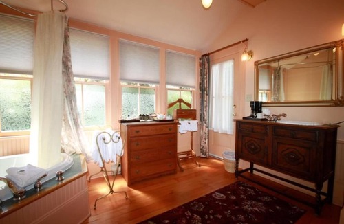 Victoria West Bed & Breakfast | Spinnakers Brewpub & Guesthouses