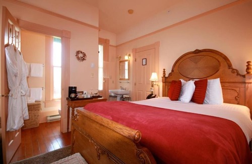 Victoria West Bed & Breakfast | Spinnakers Brewpub & Guesthouses