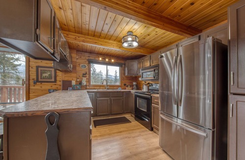 East Kootenay House | Spring Creek cabin: 6 Bdrms|Sleeps 12 (14 incl. kids)|Hot tub