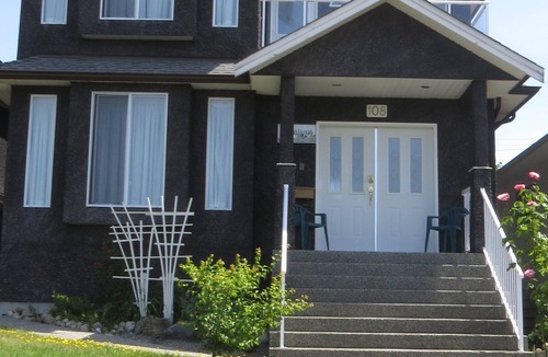 Burnaby House | Springer Vacation Home is located atop peaceful Capitol Hill in North Burnaby.