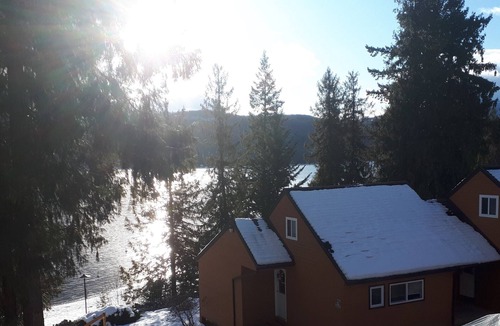 Anglemont House | St. Ives Resort on Shuswap - 1 bdrm w/loft, lakefront, pet friendly, dock, buoys