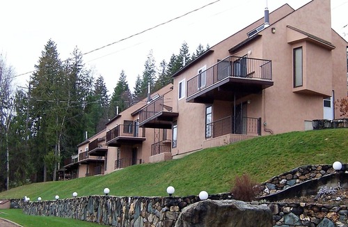 Anglemont House | St. Ives Resort on Shuswap - 1 bdrm w/loft, lakefront, pet friendly, dock, buoys