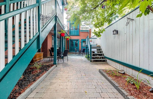 Vieux-Quebec-Cap-Blanc-colline Parlementaire Apartment | St. Ursule Two-Storey Oasis
