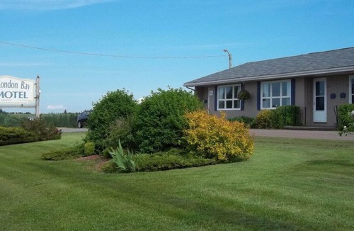 New London House | Standard room with 2 double beds with Patio #11