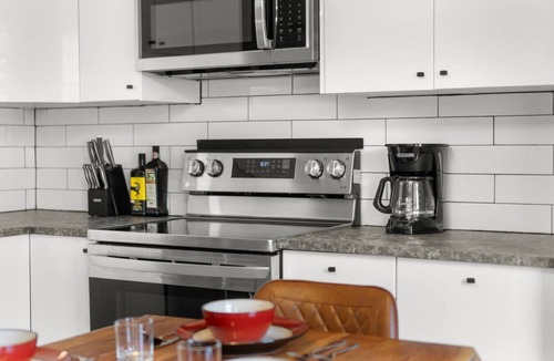 Rosemont-La Petite-Patrie Apartment | Star Pop Art | Chic & vibrant 1 BR FREE PARKING