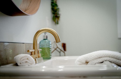 Leamington House | Stay at The Driftwood Lakehouse: Experience Comfort