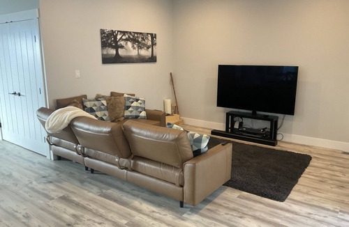 Merritt House | Stay at the Peregrine Lookout.Pet free, and fully climate controlled view home.
