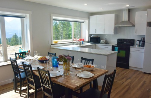 Golden House | Stay Golden - sleeps 20. Monashee