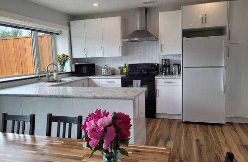 Golden House | Stay Golden - sleeps 20. Monashee