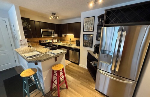 Connaught Apartment | Stay in the heart of Calgary/stylish/cozy/pet friendly 2bedroom condo