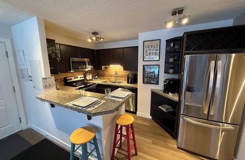 Connaught Apartment | Stay in the heart of Calgary/stylish/cozy/pet friendly 2bedroom condo