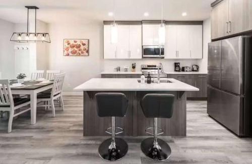 Lynnwood Ridge House | Stay Together! 2 Family Units, Sleeps 16! FREE Banff Pass, Parking, Wine, BBQ, & Netflix!