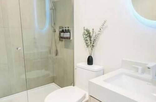 Downtown Eastside Apartment | Staycation in New 1-Bedroom Condo, Japantown