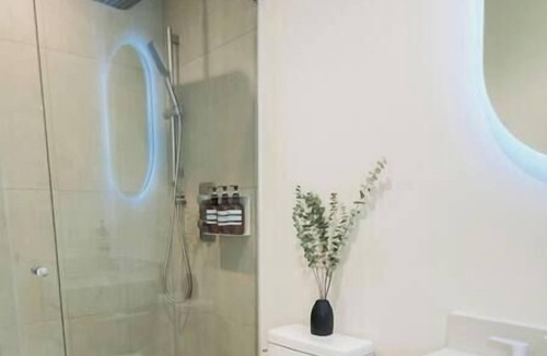Downtown Eastside Apartment | Staycation in New 2-Bedroom Condo, Japantown